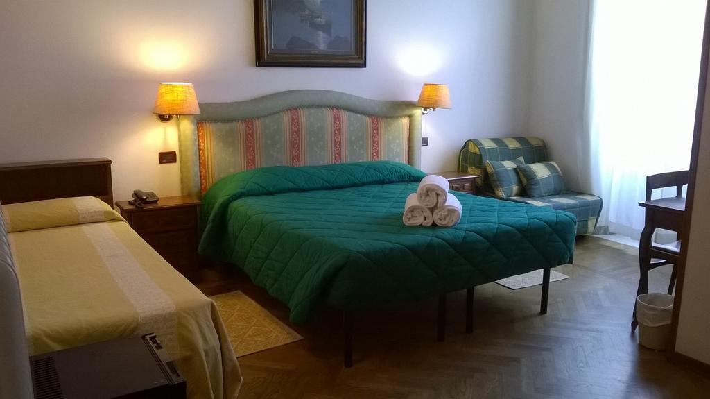 Hotel Ely Виареджо Стая снимка