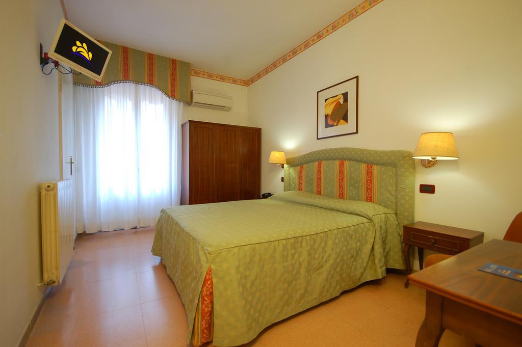 Hotel Ely Виареджо Стая снимка