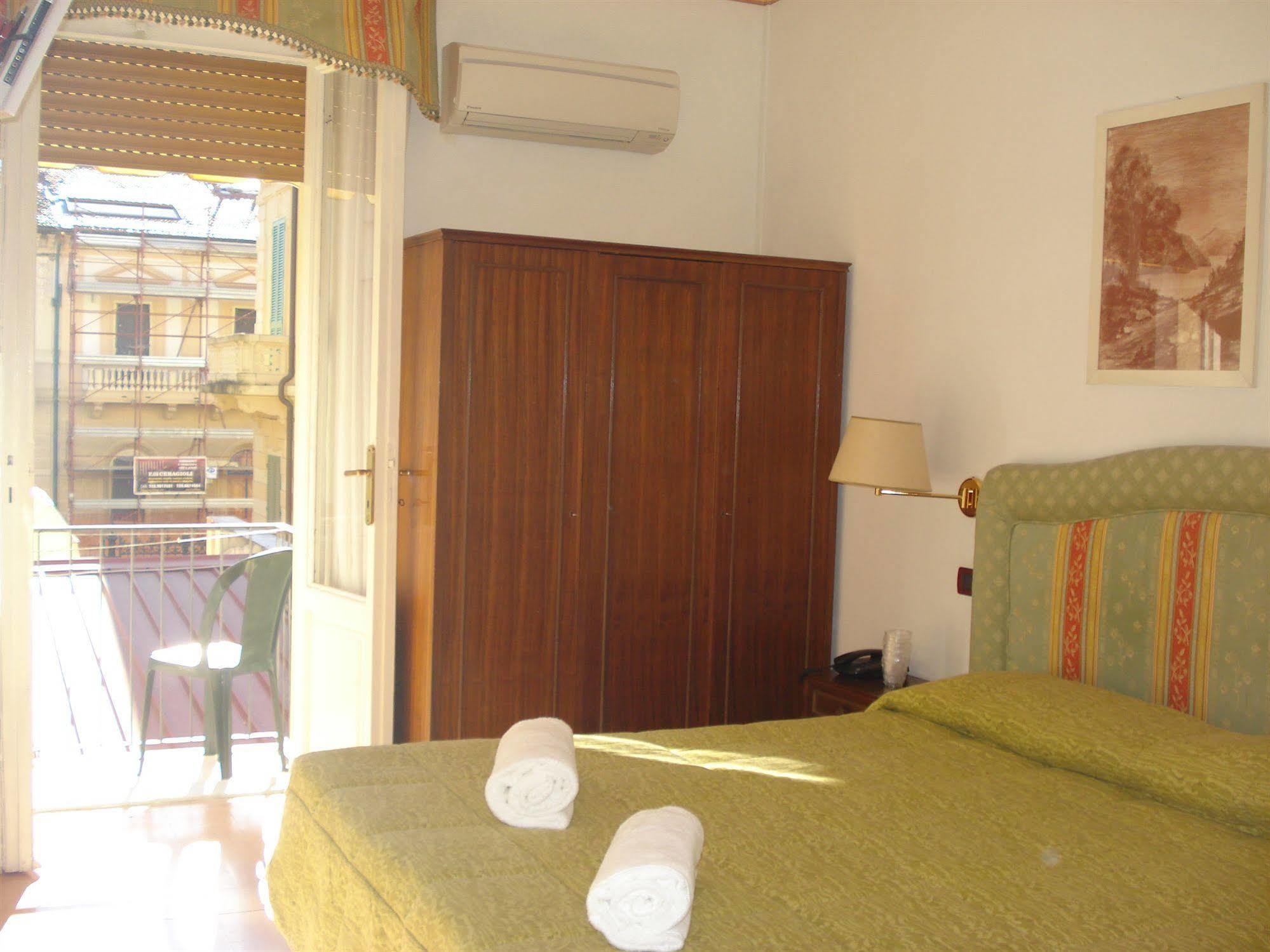 Hotel Ely Виареджо Екстериор снимка